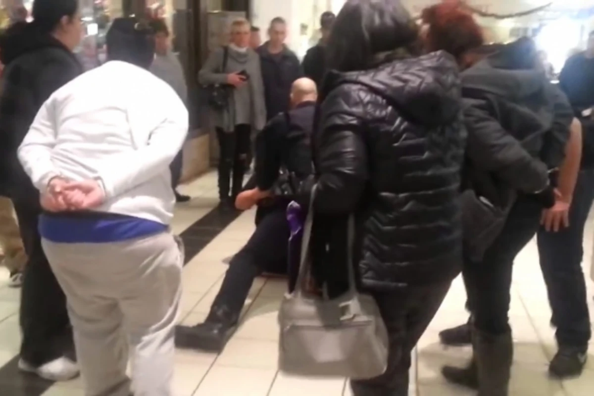 Пойманные на краже покупатели устроили массовую драку в магазине - ВИДЕО