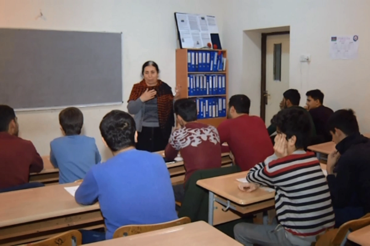 Bu sinifdə dərslər axşam başlayır - VİDEO