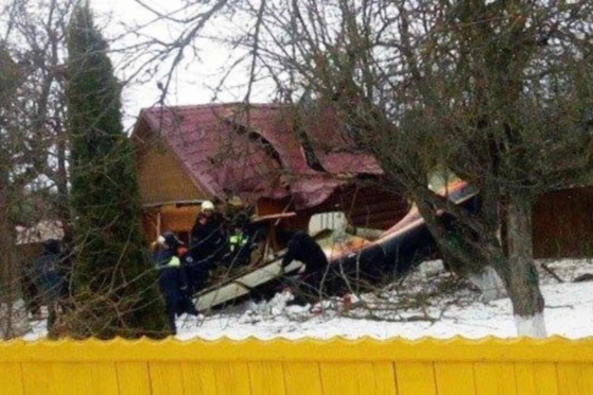 В России самолет упал на дачу, есть погибшие - ВИДЕО
