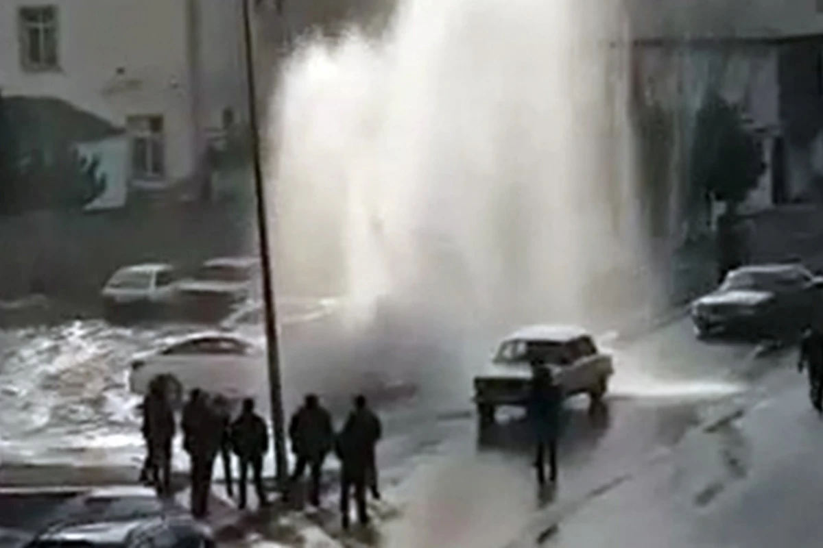 Bakıda su borusu partlayıb - Yolda tıxac yaranıb - FOTO
