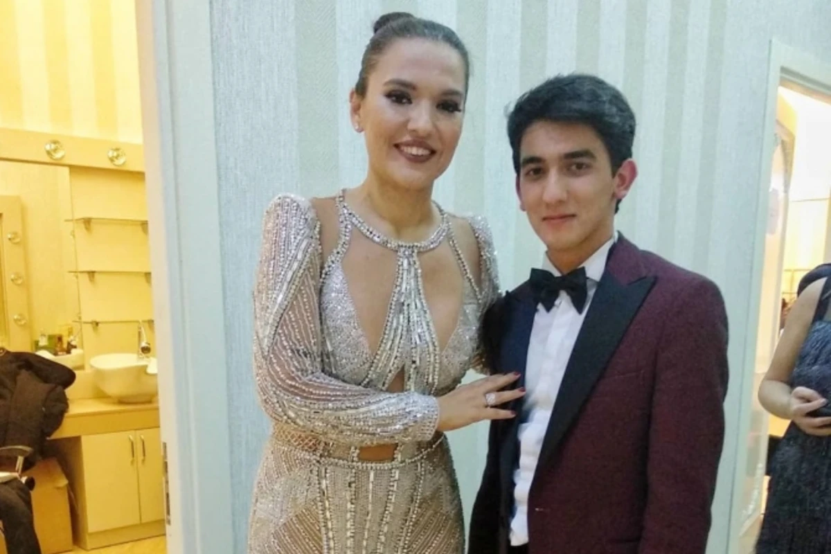 Demet Akalın Bakıda sünnət toyunda (VİDEO)