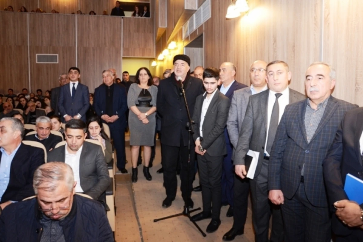 Eldar Əzizov Maştağa sakinlərilə görüşdü, problemlərini dinlədi (FOTO) Eldar Əzizov Maştağa sakinlərilə görüşdü, problemlərini dinlədi (FOTO)