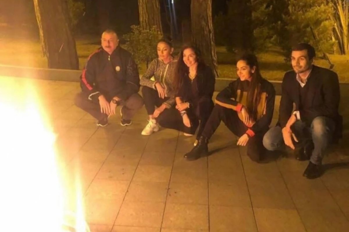 Prezident ailəsi ilə birlikdə Od çərşənbəsini qeyd edib - FOTO