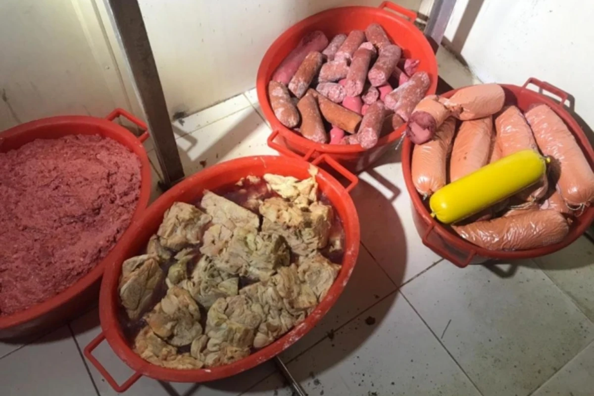 Bakıda iyrənc mənzərə - Bu kolbasalardan yeməyin – FOTO Bakıda iyrənc mənzərə - Bu kolbasalardan yeməyin – FOTO