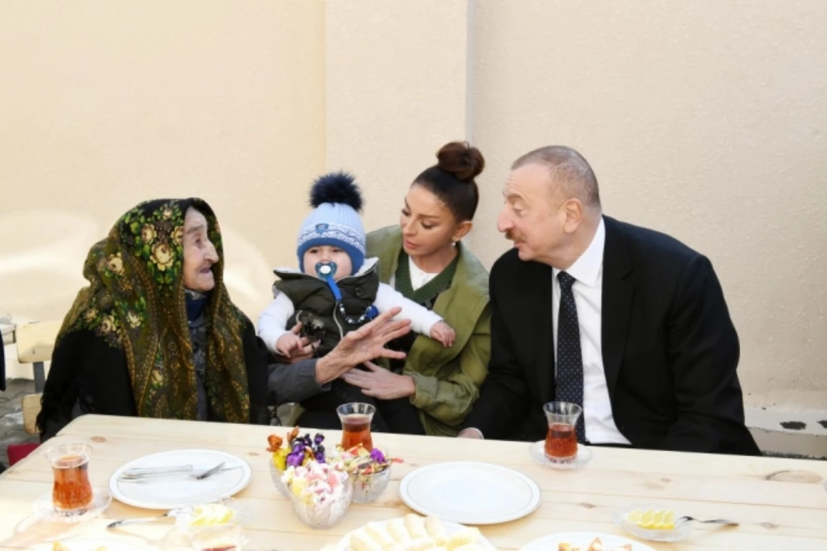 Prezident zəlzələ zamanı evi dağılan Saray nənənin yeni tikilən evində - FOTO Prezident zəlzələ zamanı evi dağılan Saray nənənin yeni tikilən evində - FOTO