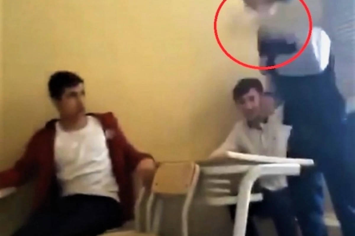 В одной из школ Баку учитель зверски избил учащегося - ВИДЕО