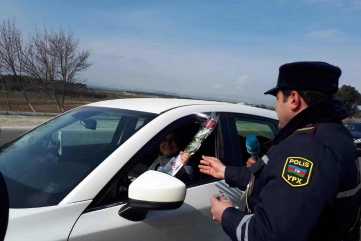 Yol polisindən qadınlara sürpriz - FOTO