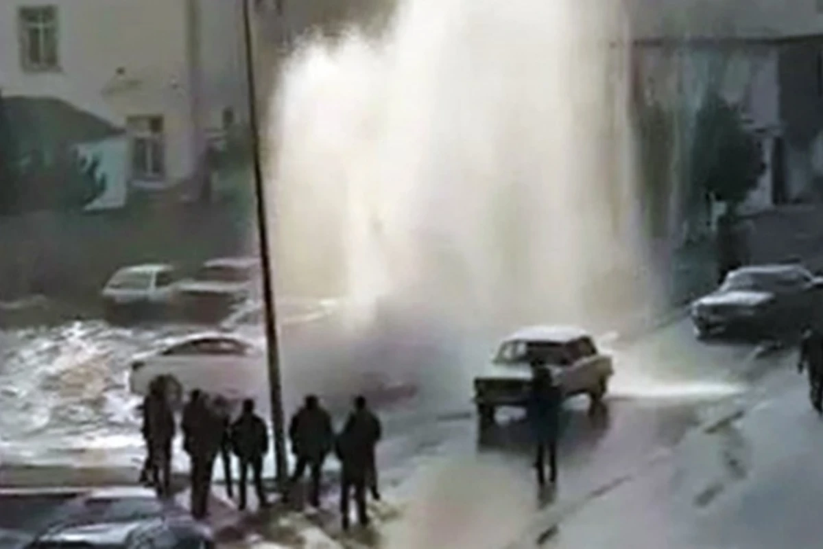 Вода из прорвавшегося водопровода затопила один из основных проспектов Баку - ВИДЕО