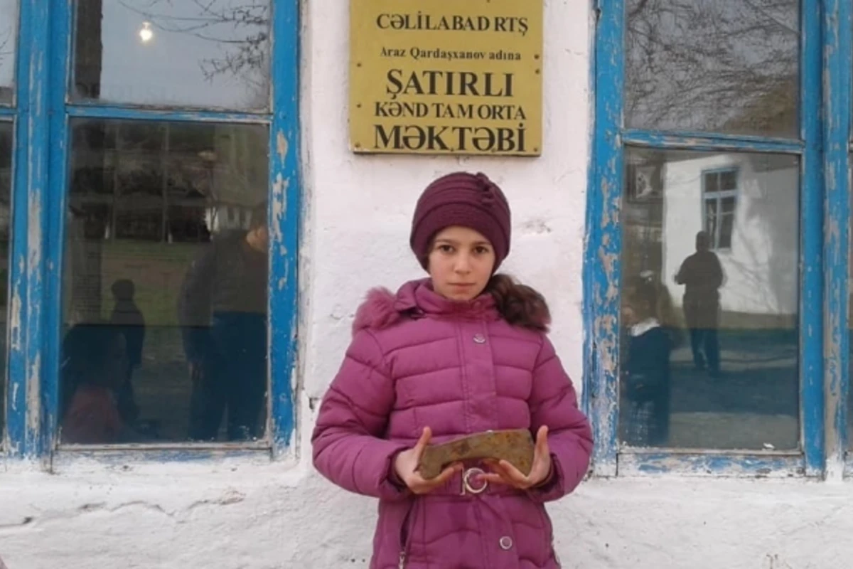 В Азербайджане школьница нашла холодное оружие, датируемое первыми веками нашей эры - ФОТО