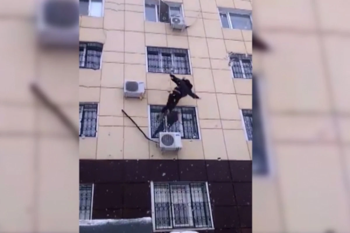 В Баку 25-летний парень выпал с 13-го этажа