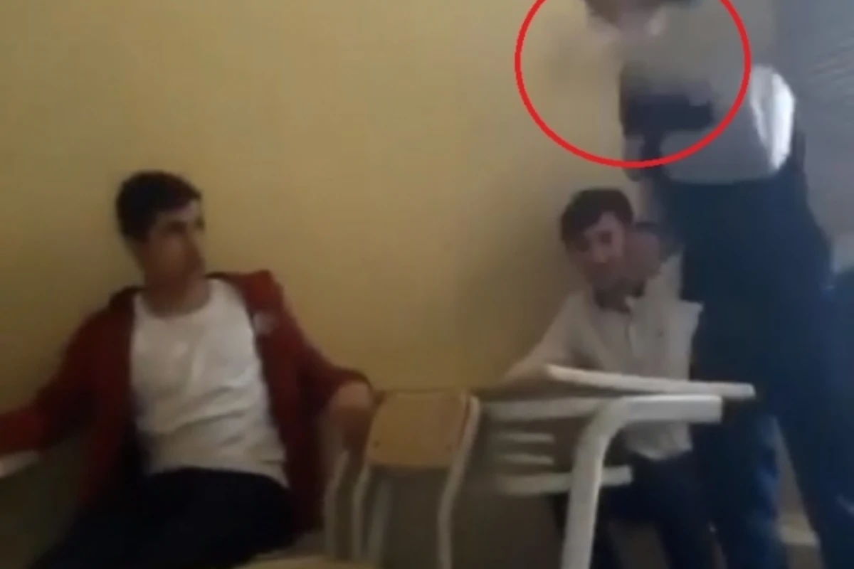 Bakıda orta məktəbdə şagirdini vəhşi kimi döyən müəllim işdən qovuldu – VİDEO