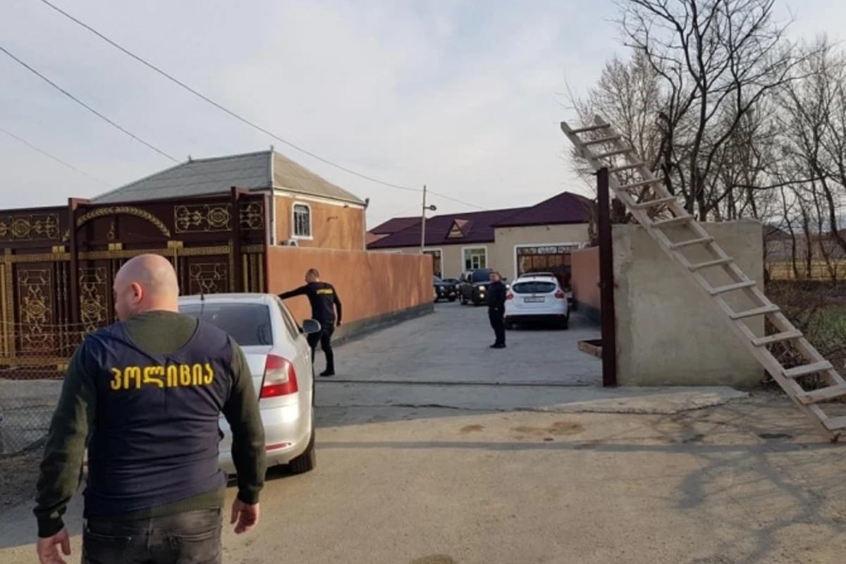 Gürcü polisi azərbaycanlı qadını 2 oğlu ilə birlikdə həbs edib Gürcü polisi azərbaycanlı qadını 2 oğlu ilə birlikdə həbs edib