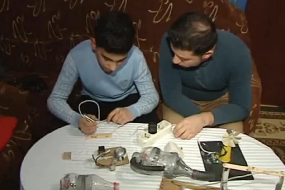 Bu uşaq adi əşyaları elektrik avadanlığına çevirir - VİDEO