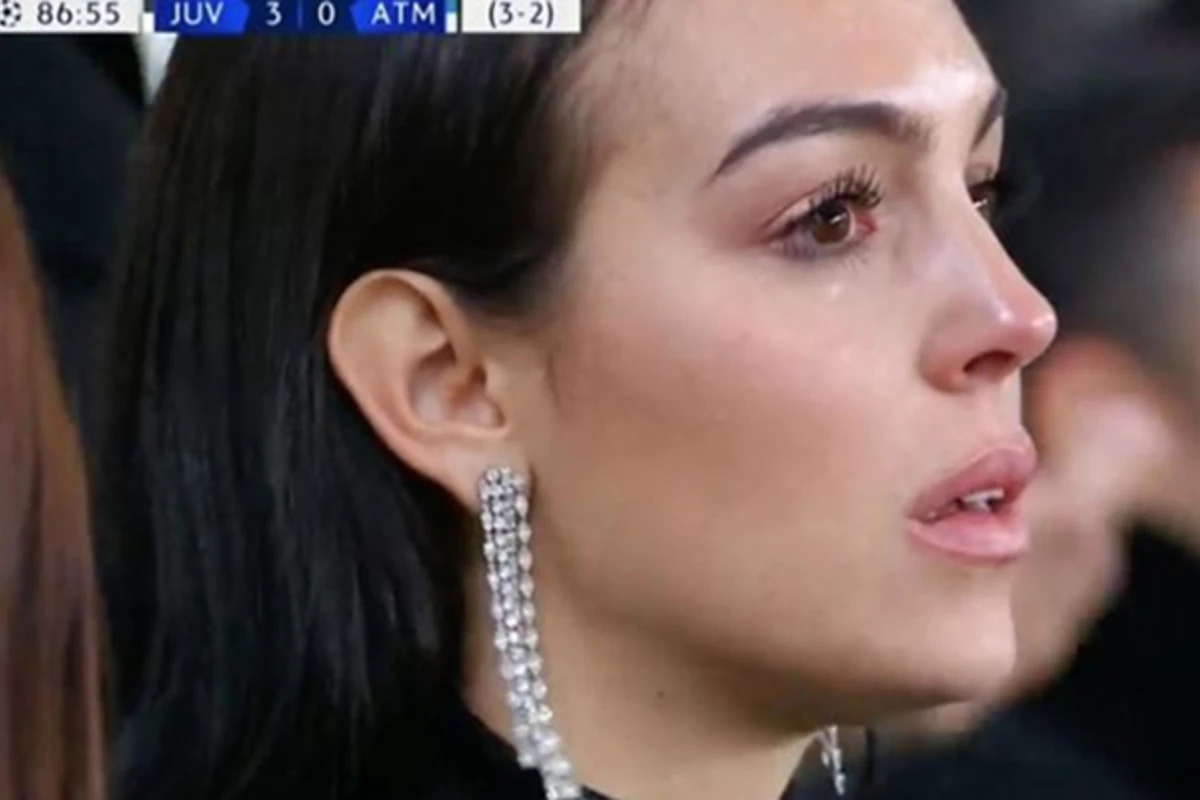 Ronaldonun qolları xanımını ağlatdı: Uşaqların və mən səninlə fəxr edirik”- FOTO+VİDEO Ronaldonun qolları xanımını ağlatdı: Uşaqların və mən səninlə fəxr edirik”- FOTO+VİDEO