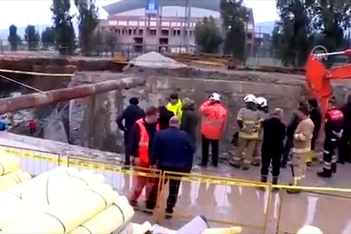 В Турции обрушилась станция метро, под завалами остались люди - ВИДЕО