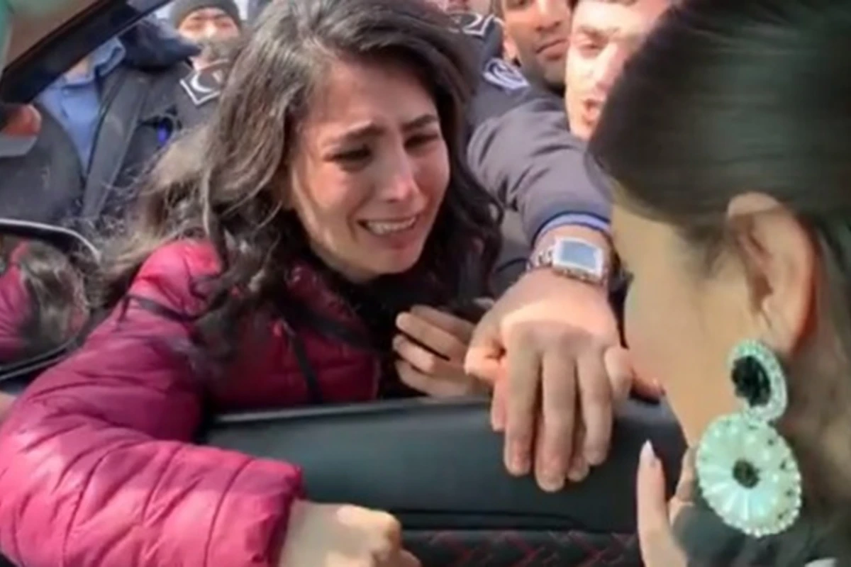 Damlaya görə izdiham yarandı - polis işə qarışdı (VİDEO)