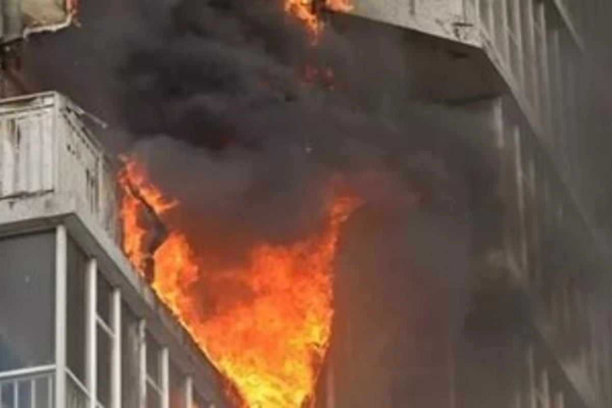 Во время пожара в Баку сгорели два человека, личности которых пока не установлены