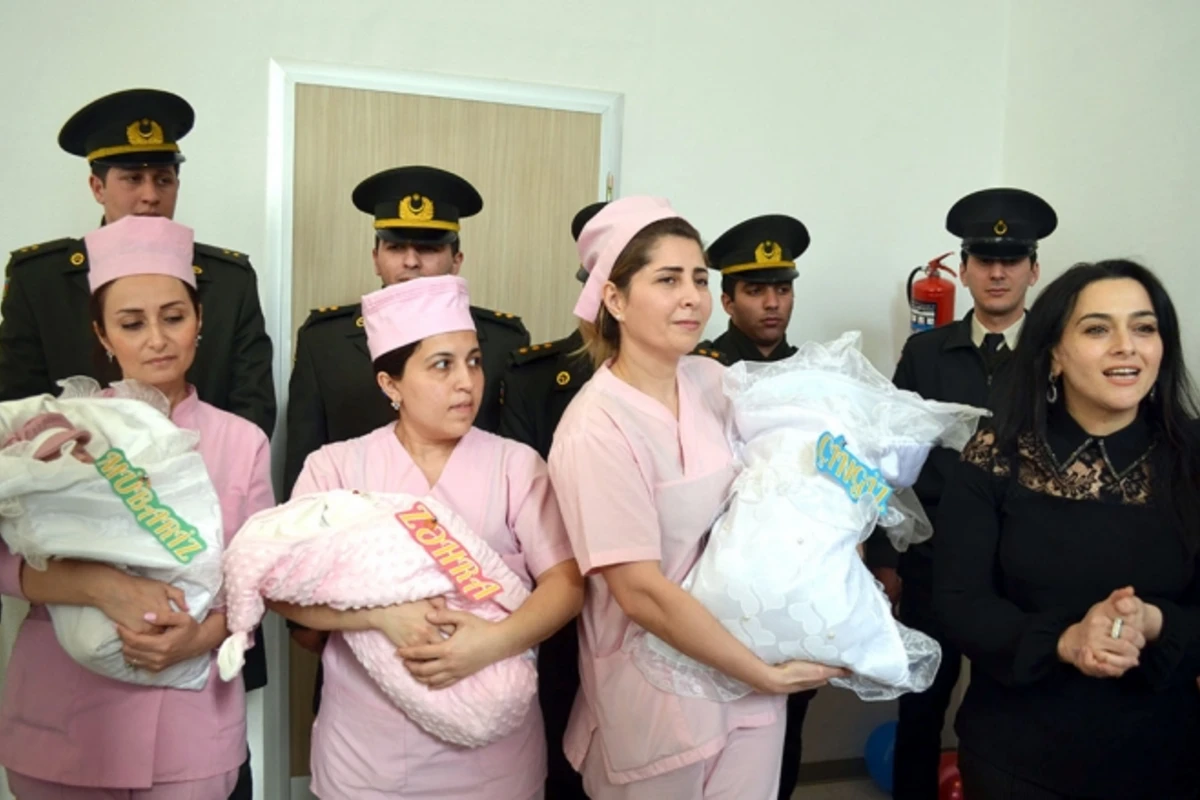 12 ildən sonra ata olan hərbçimiz üçəmlərə şəhidlərimizin adını verdi - FOTO