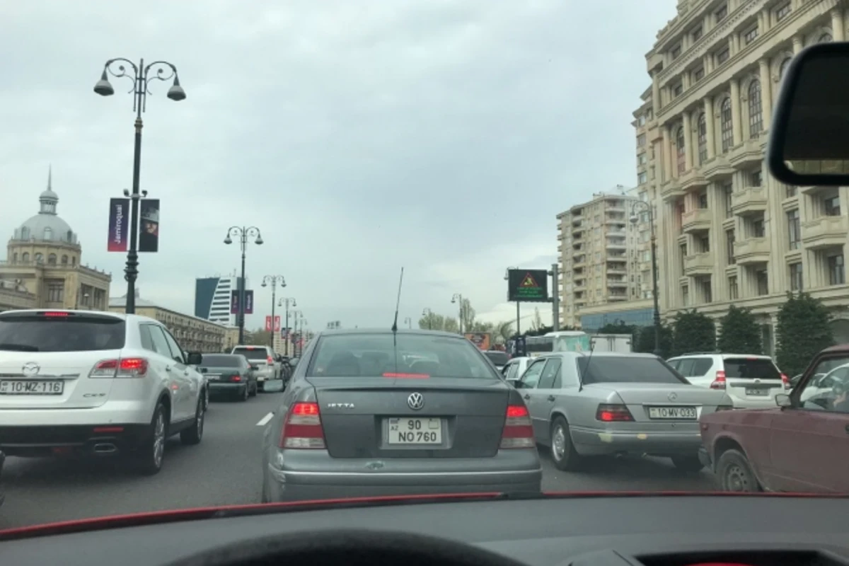 В центре Баку ограничено и изменено движение транспорта