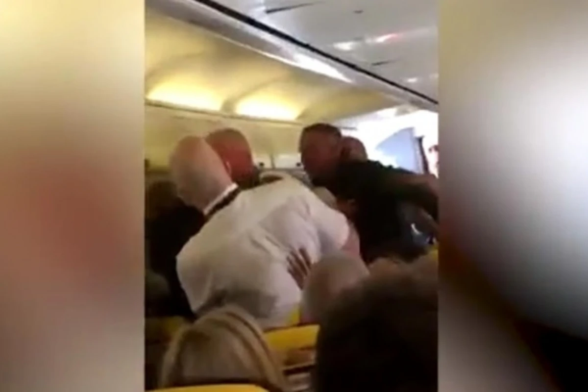 Пассажиры самолета подрались из-за голых ног женщины - ВИДЕО