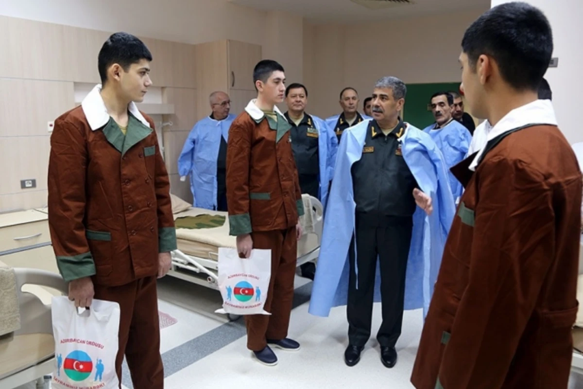 Müdafiə naziri hospitalda müalicə olunan əsgərlərə baş çəkib - FOTO