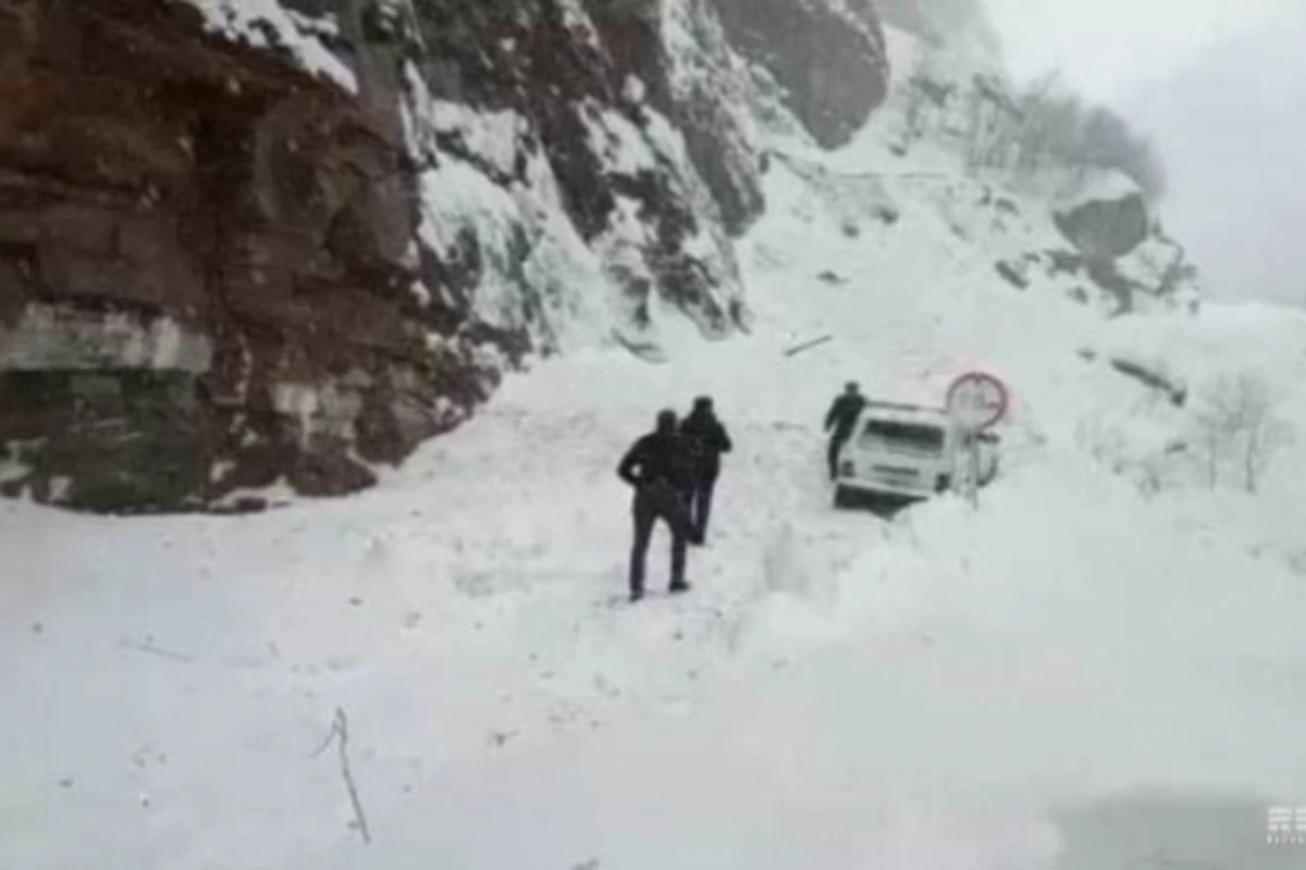 На дороге Губа-Хыналыг автомобили оказались под снежными завалами - ФОТО+ВИДЕО