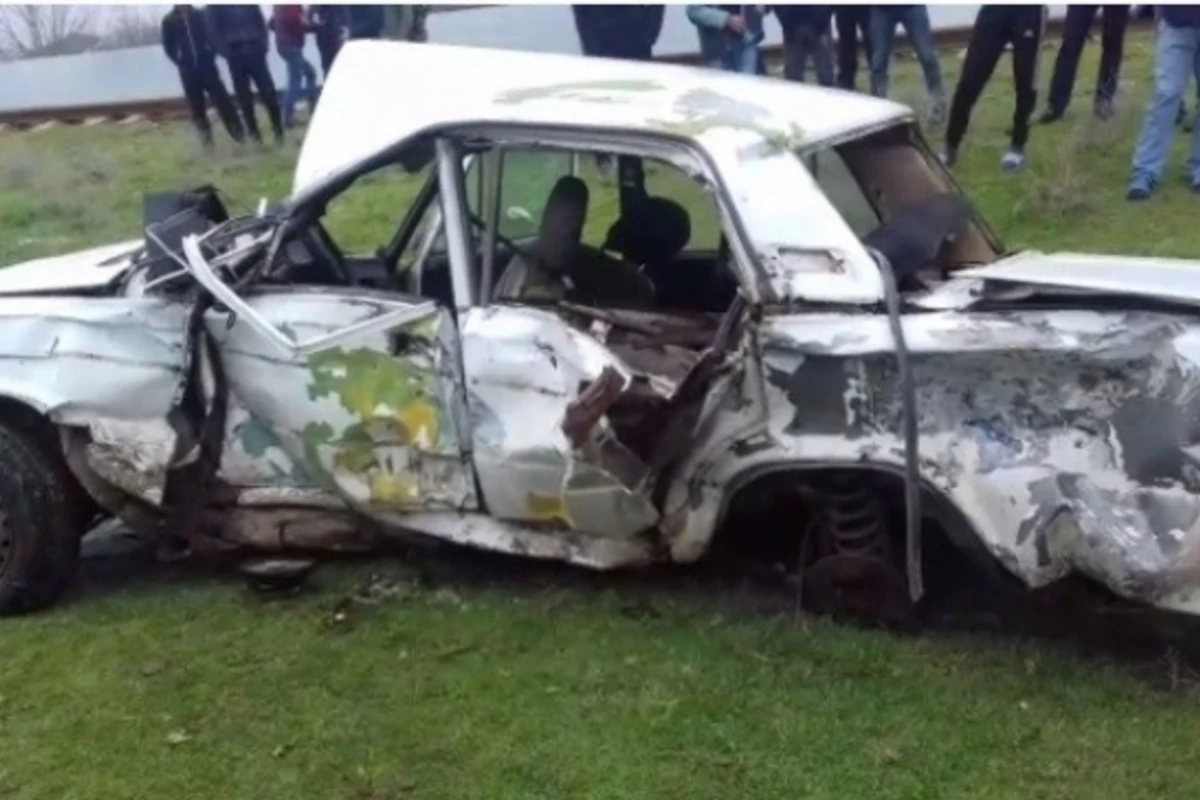 В Азербайджане поезд столкнулся с автомобилем: есть погибший - ВИДЕО+ФОТО