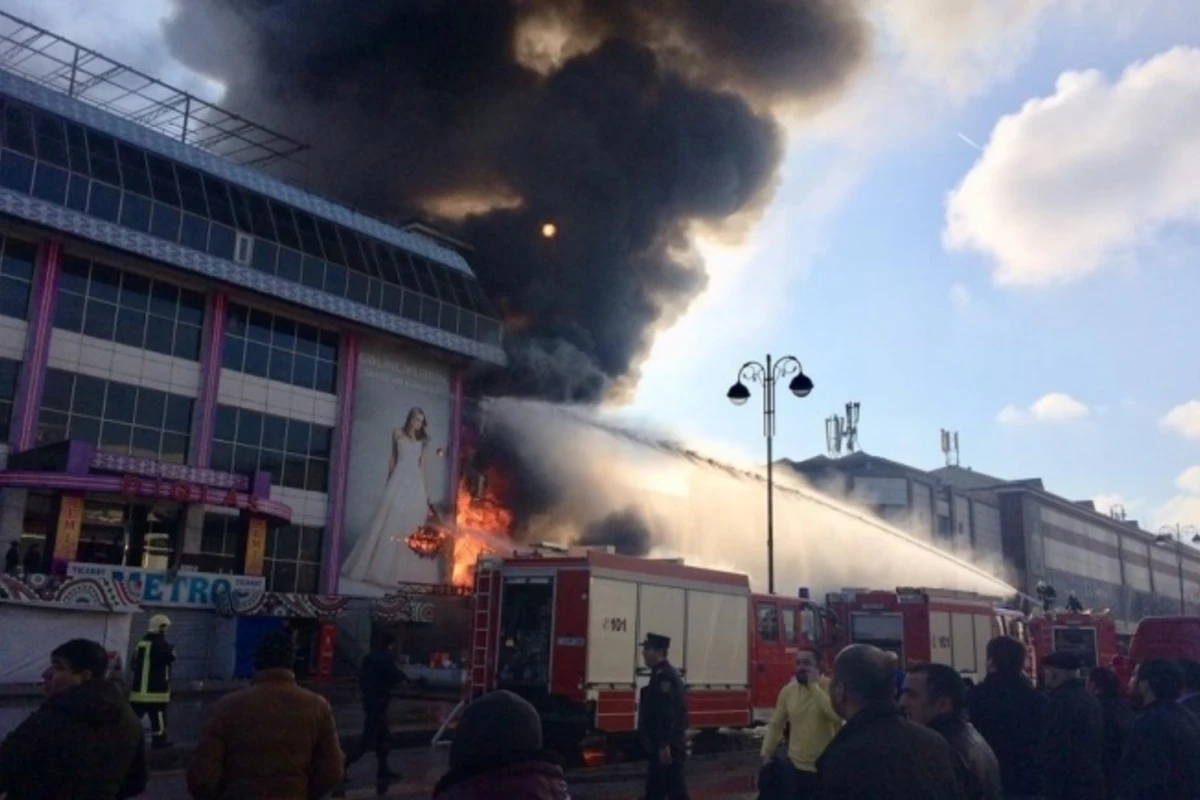 Пожар в торговом центре в Баку усилился - ФОТО+ВИДЕО - ОБНОВЛЕНО