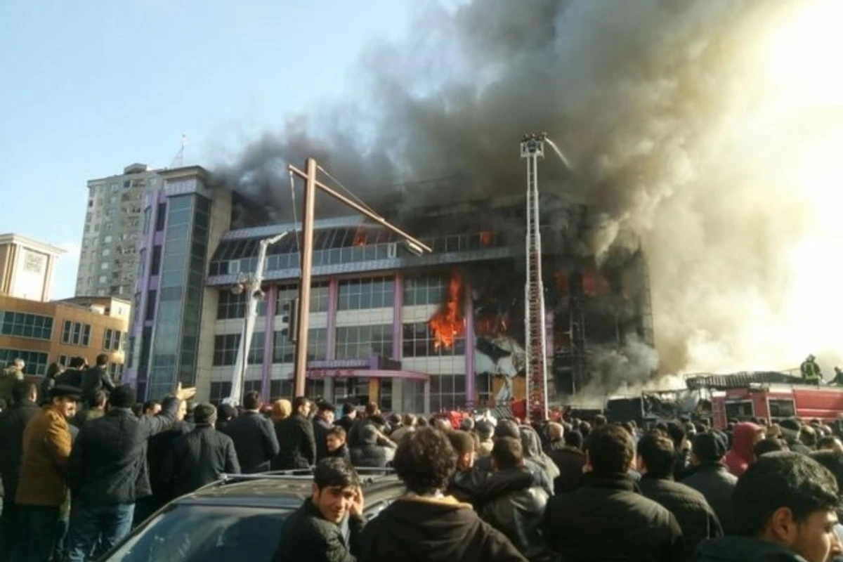 Из-за пожара в торговом центре в Баку ограничено движение на дорогах - ВИДЕО