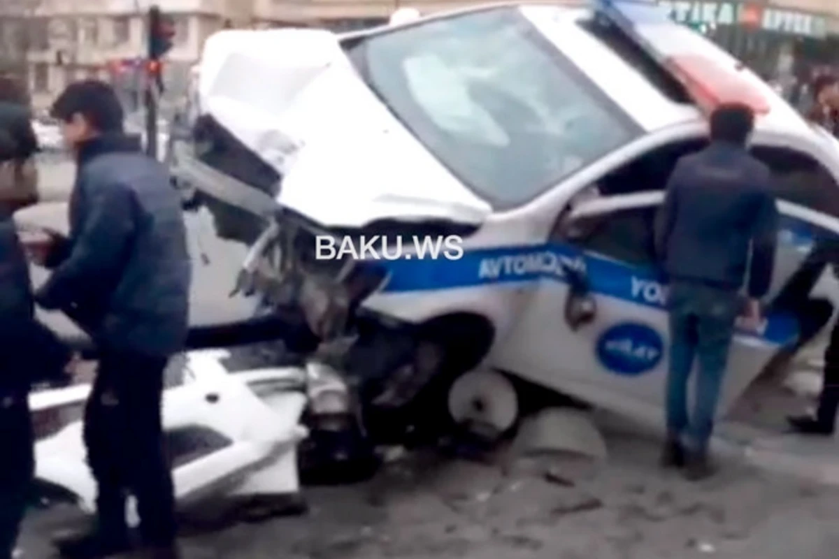 В Баку автомобиль полиции попал в ДТП - ВИДЕО