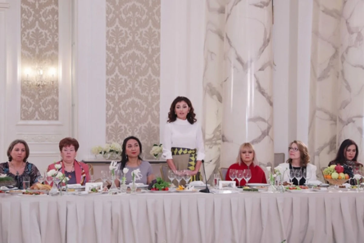 Mehriban Əliyeva diplomatik missiya rəhbərlərinin həyat yoldaşları ilə görüşüb - FOTO