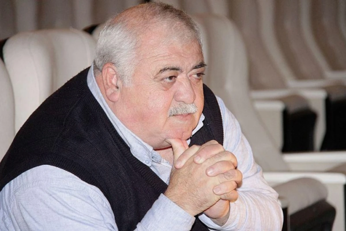 Azərbaycanda rejissor avtobus dayanacağında öldü Azərbaycanda rejissor avtobus dayanacağında öldü
