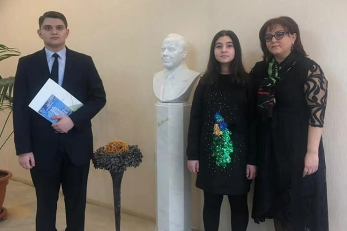 Mehriban Əliyevanın bağışladığı mənzilin açarı şəhidin oğluna verildi (FOTO) Mehriban Əliyevanın bağışladığı mənzilin açarı şəhidin oğluna verildi (FOTO)