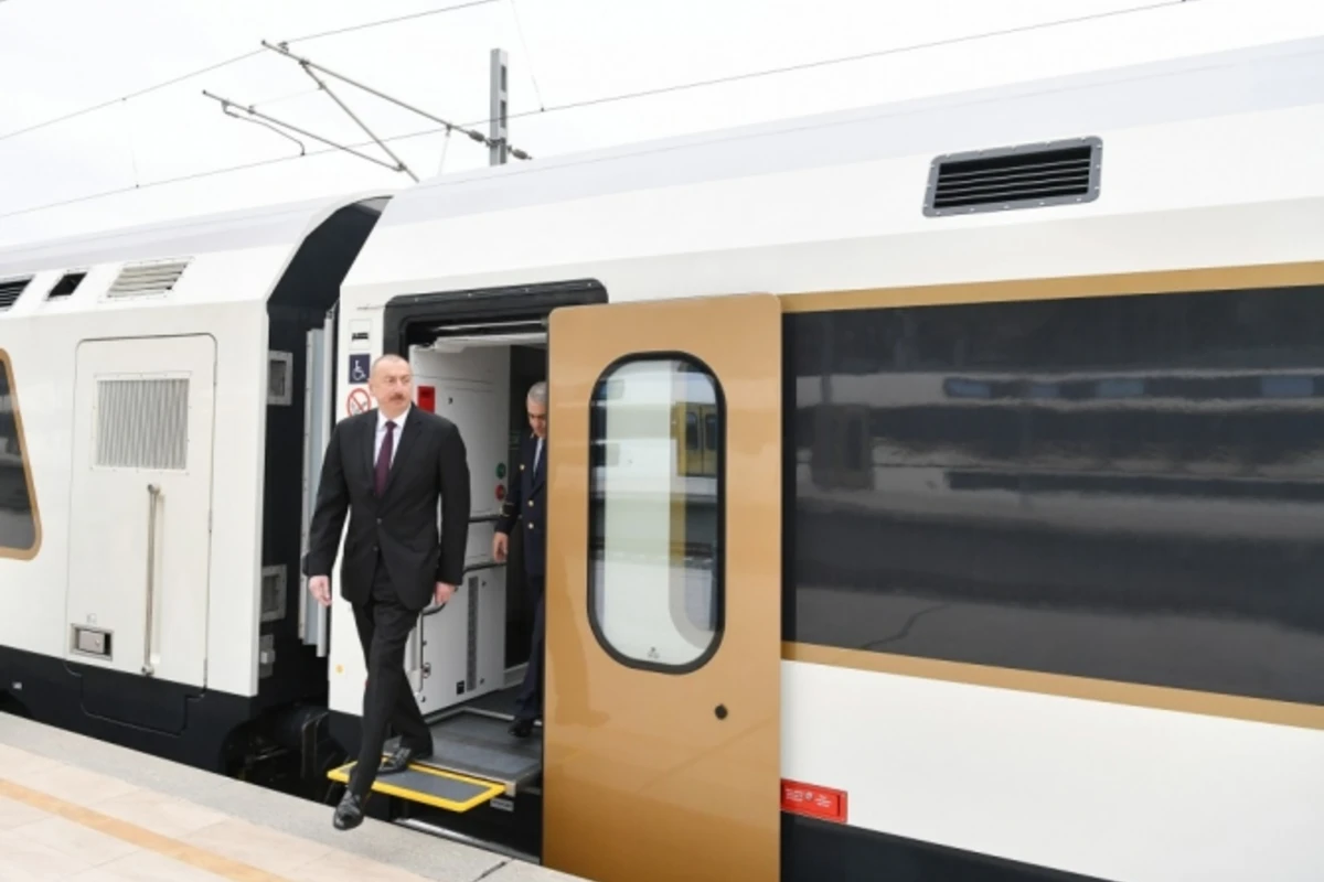 Prezident Qarsa gedəcək yeni sərnişin qatarında (FOTO)