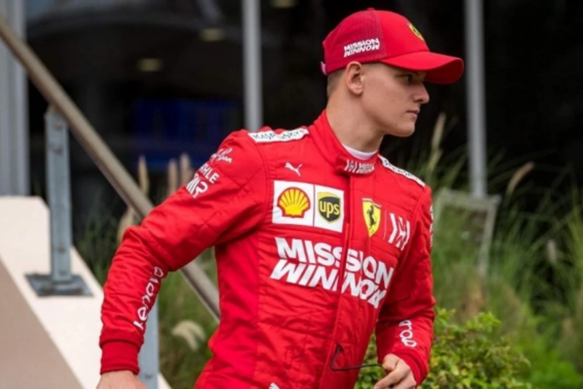 Сын Михаэля Шумахера, который приедет в Баку, впервые сел за руль Ferrari - ВИДЕО