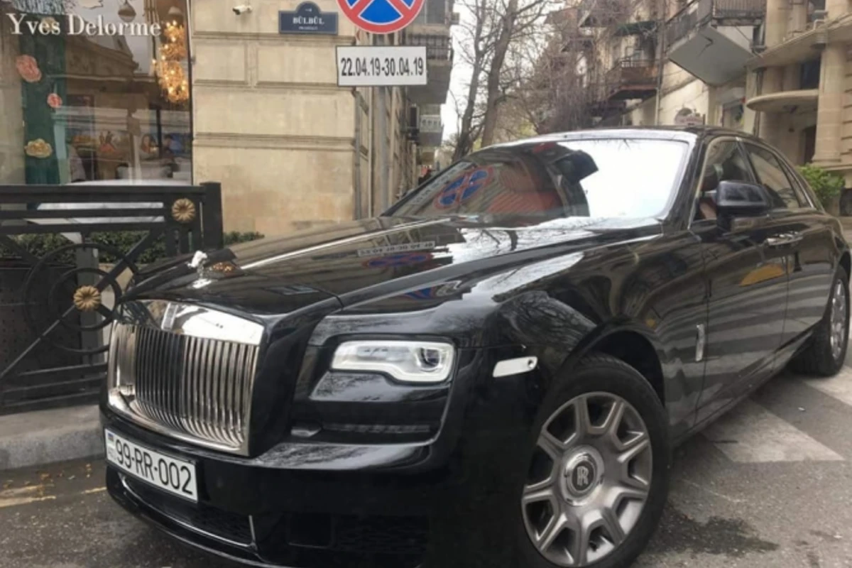 Водитель Rolls-Royce заблокировал пешеходам зебру в центре Баку - ФОТО