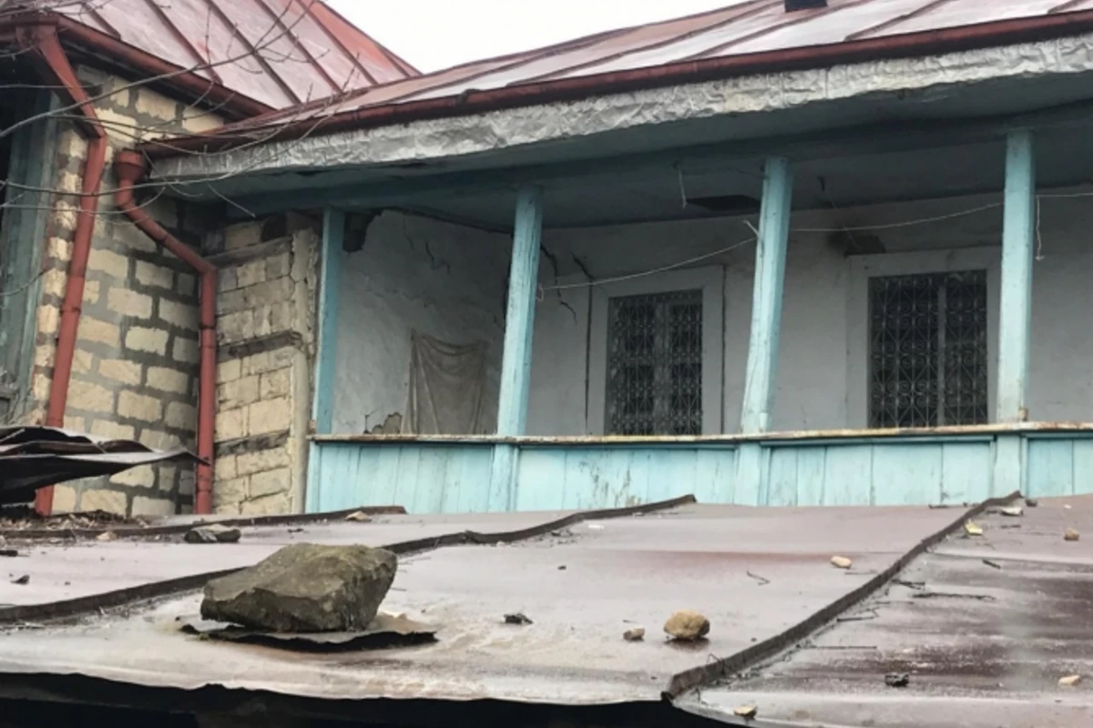 Ağsuda zəlzələdən qəzalı vəziyyətə düşən 24 ev sökülüb Ağsuda zəlzələdən qəzalı vəziyyətə düşən 24 ev sökülüb