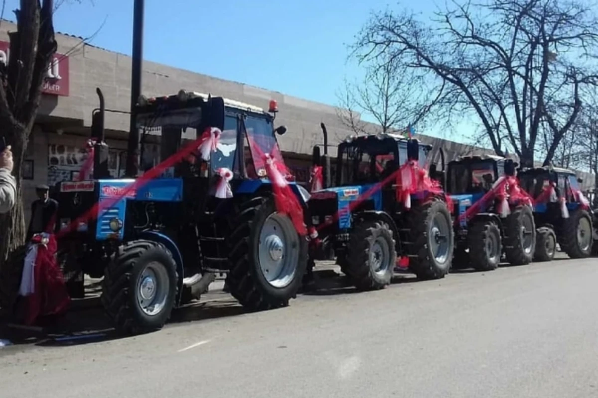 Toy karvanında avtoşluq edən traktor belə qəzaya düşdü – VİDEO Toy karvanında avtoşluq edən traktor belə qəzaya düşdü – VİDEO
