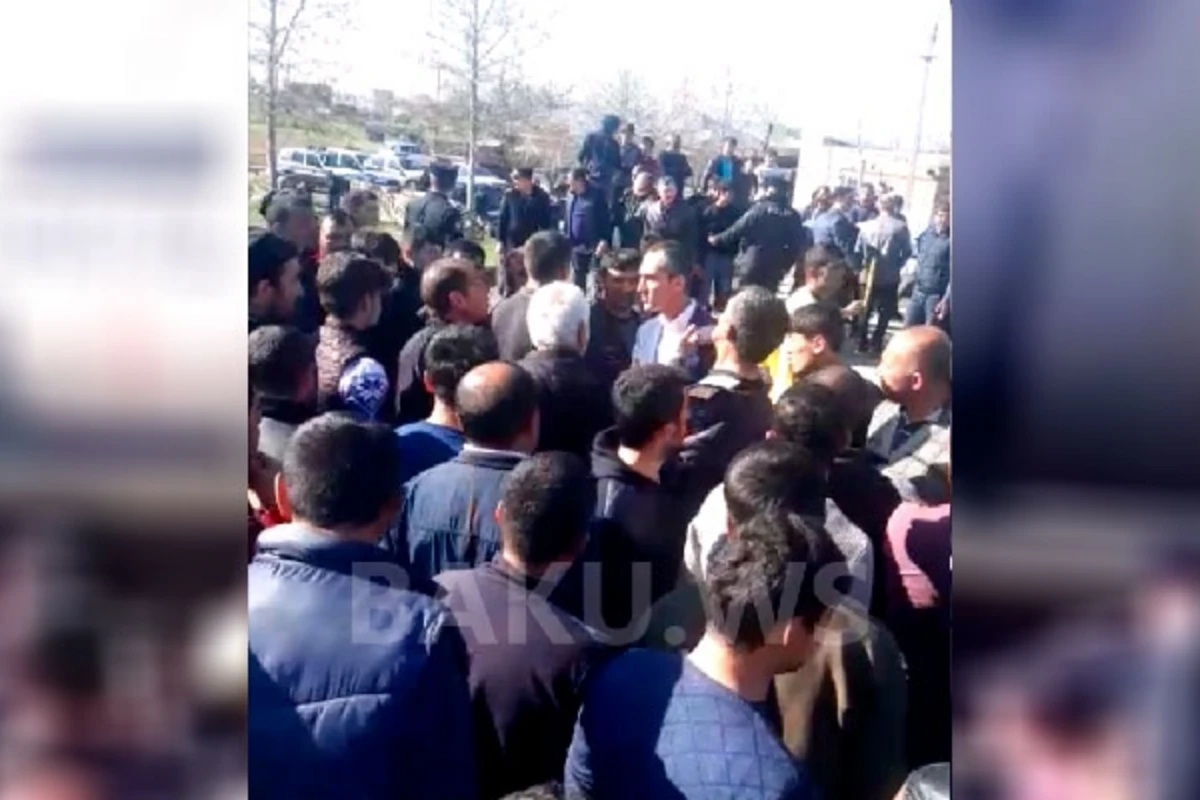 Kartof rüsumuna görə Şəmkirdə əhali aksiya keçirib – VİDEO Kartof rüsumuna görə Şəmkirdə əhali aksiya keçirib – VİDEO