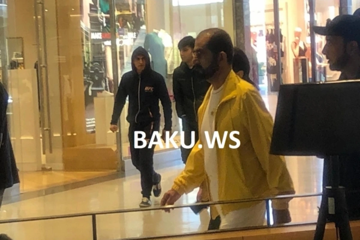 Один из самых богатых людей мира в Ganjlik Mall - ФОТО