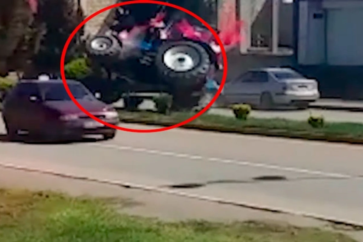 В Азербайджане перевернулся трактор из свадебного кортежа - ВИДЕО