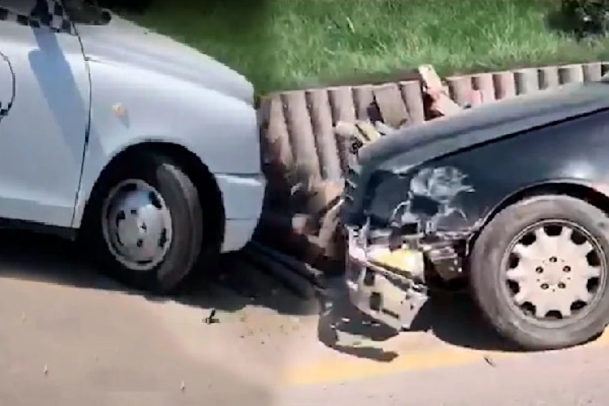 В Баку Mercedes врезался в лондонское такси - ВИДЕО
