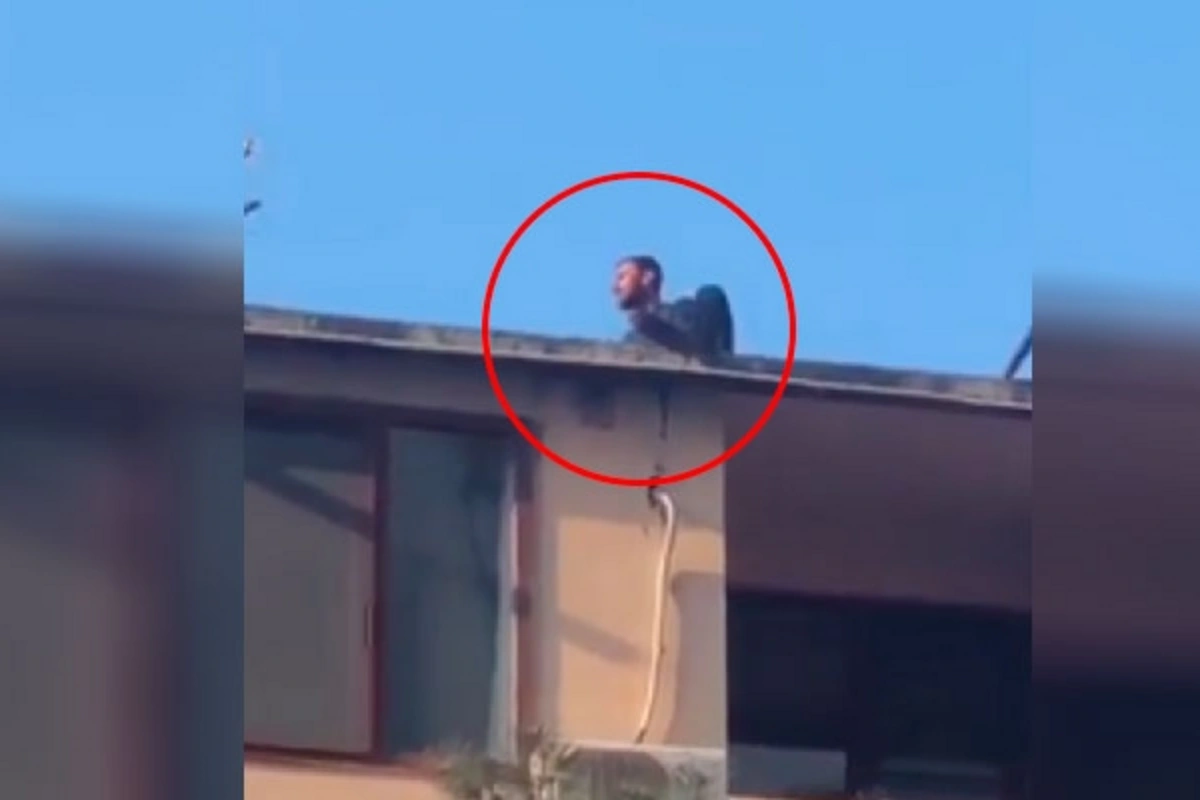SON DƏQİQƏ! Bakıda kişi özünü binadan atmaq istəyir (VİDEO)