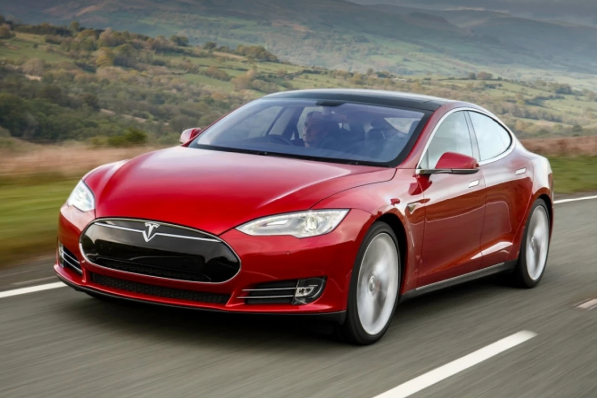 Автомобили Tesla будут самостоятельно объезжать дорожные ямы - ФОТО