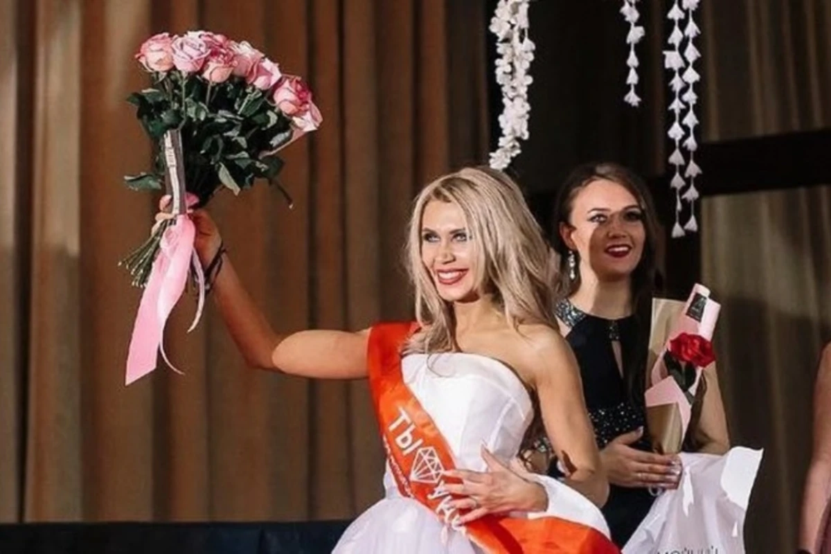 Священника наказали из-за участия его жены в конкурсе красоты - ФОТО Священника наказали из-за участия его жены в конкурсе красоты - ФОТО