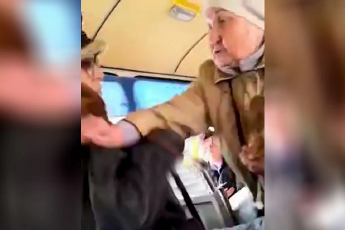 Две пенсионерки устроили драку за место в автобусе — ВИДЕО