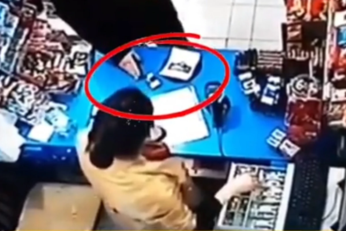 Bakıda satıcı qızı belə aldatdılar - VİDEO Bakıda satıcı qızı belə aldatdılar - VİDEO