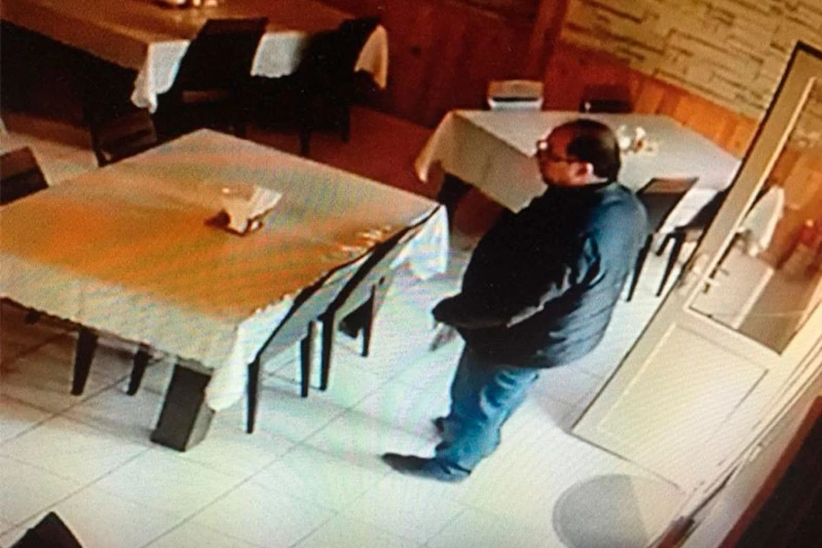 AQTA adından rüşvət alan növbəti dələduzun görüntüləri yayıldı AQTA adından rüşvət alan növbəti dələduzun görüntüləri yayıldı
