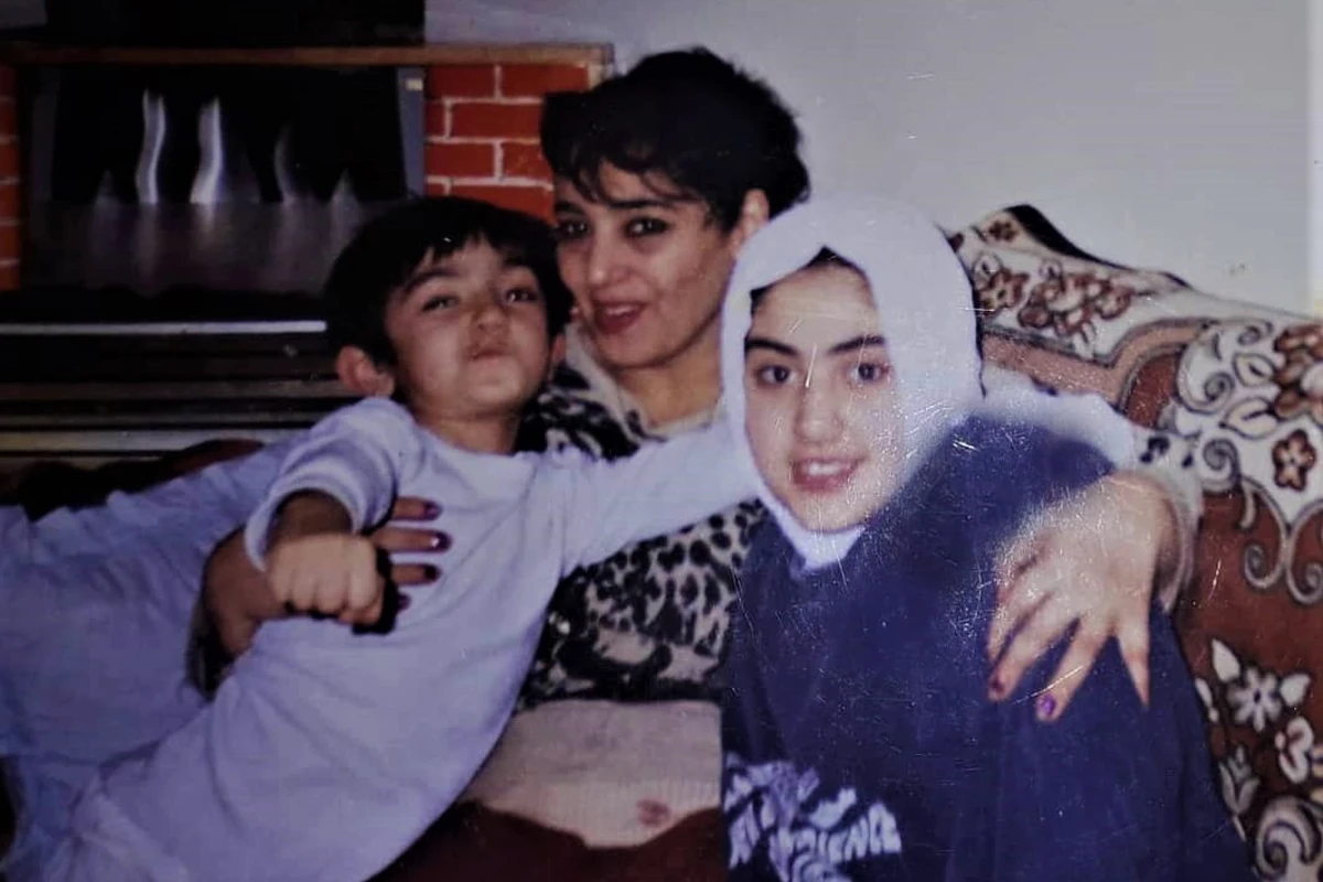 Atası tərəfindən təcavüzə uğradığını deyən Nazpərinin qardaşı qızı FOTOLAR YAYDI Atası tərəfindən təcavüzə uğradığını deyən Nazpərinin qardaşı qızı FOTOLAR YAYDI