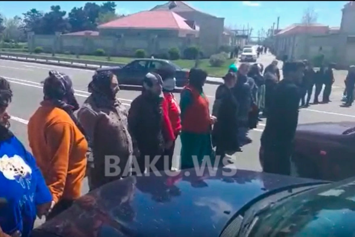 Bakıda qadınlar yolu bağladılar – VİDEO